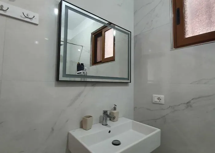 Azuro * Vlorë